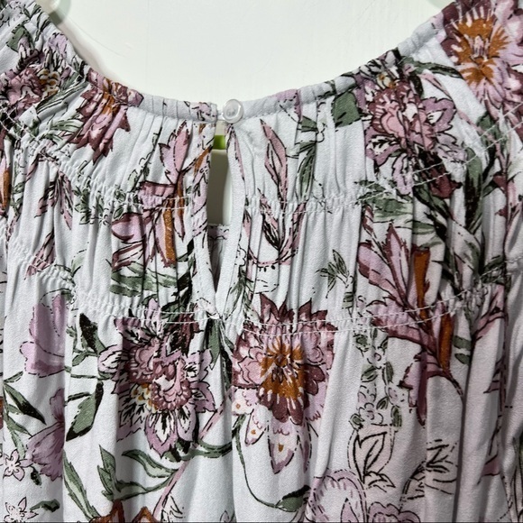 Maurcies white pink floral key hole back Flowy blouse size small - Picture 4 of 7